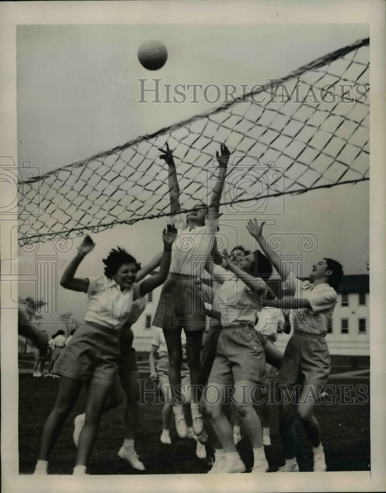 1948 Press Photo 1st Women Navy Recruits at Great Lakes Naval Training Center- Historic Images