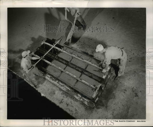 1951 Press Photo Austin Company Cement Workers Build Concrete Blocks - Historic Images