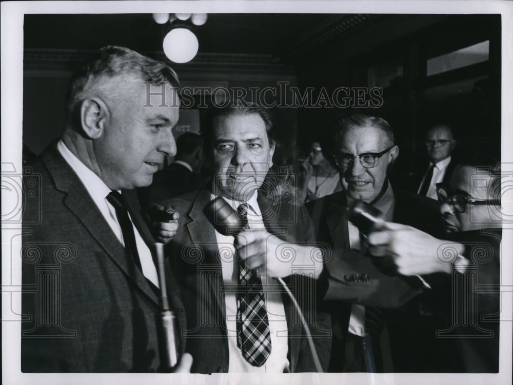 1962 Represenatives of RR brotherhood talk to newsmen  - Historic Images