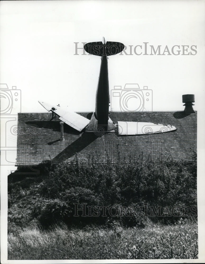 1972 Press Photo of a mock up of a plane that had crashed into a barn in South - Historic Images