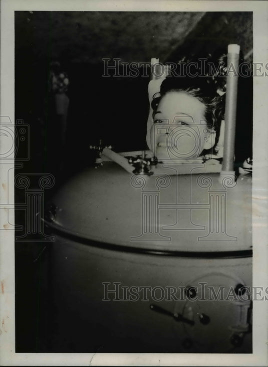 1937 Press Photo Dorothy Chastain in Iron Lung - Historic Images