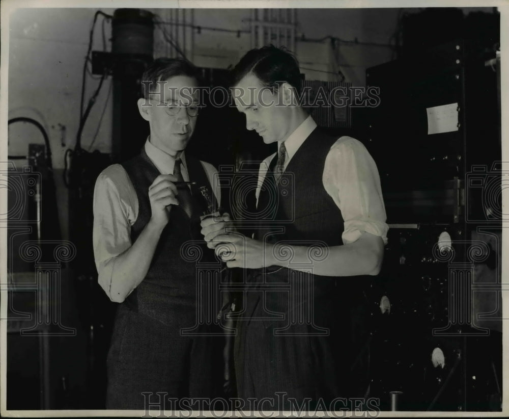 1940 Press Photo Dr. Kenneth H. Kingdon and Dr. Herbert of General Electric - Historic Images