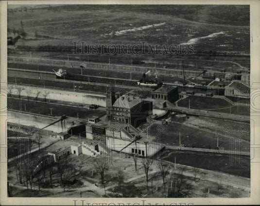 1946 Sault Ste. Marie Mich air view of Sir Thomas - Historic Images