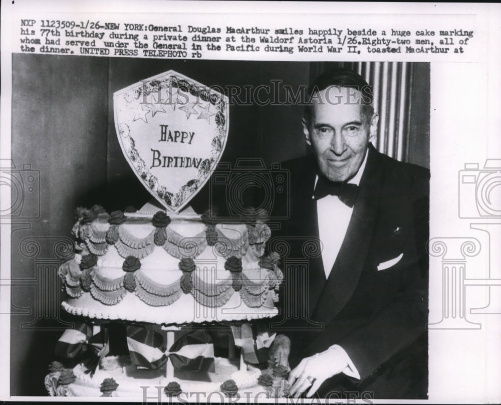 1957 Press Photo General Douglas MacArthur with 77th Birthday Cake in Nw York - Historic Images