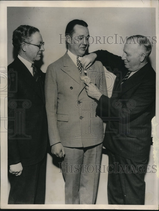 1936 Press Photo Harrison Spangler pinning GOP elephant onto Richard O'Neill-Historic Images