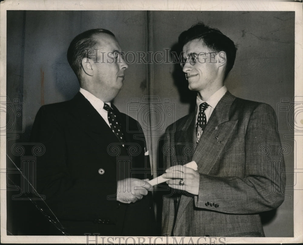 1950 Press Photo Jim Foltz scholarship to Donald Barringer in Cleveland-Historic Images