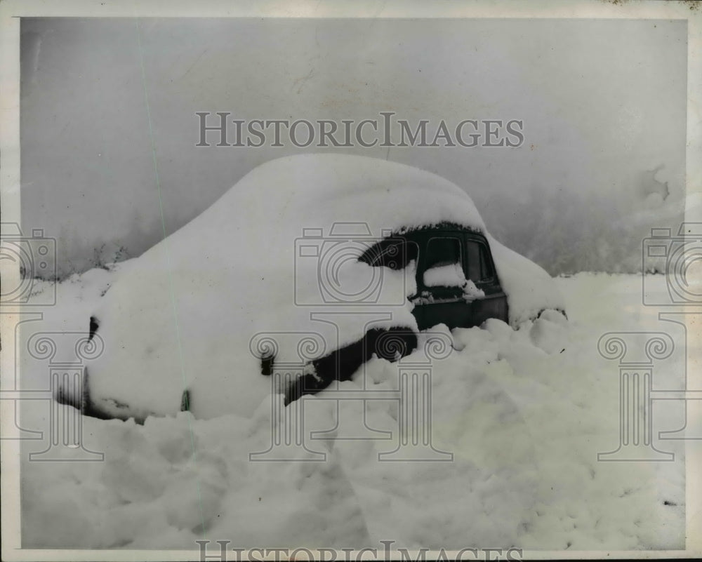 1943 Press Photo La Canada Calif car stuck in deep snowfall 30 miles from LA-Historic Images