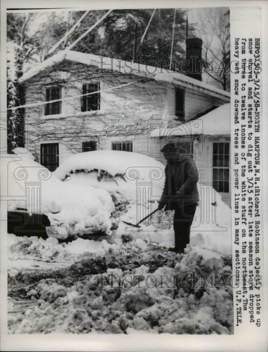 1958 Press Photo Richard Robinson dives car out of snow, North Hampton, N.H.-Historic Images