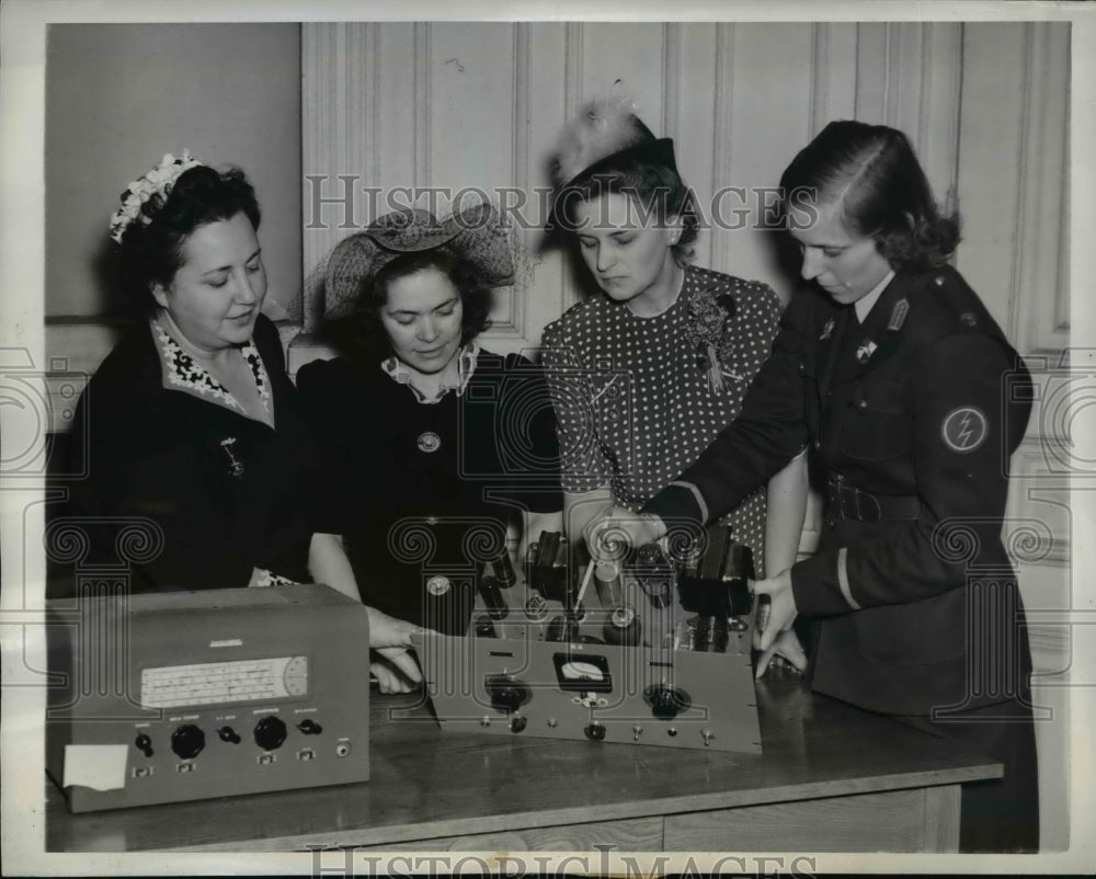 1942 Press Photo Emily Saltonstall showing a radio transmitter - Historic Images