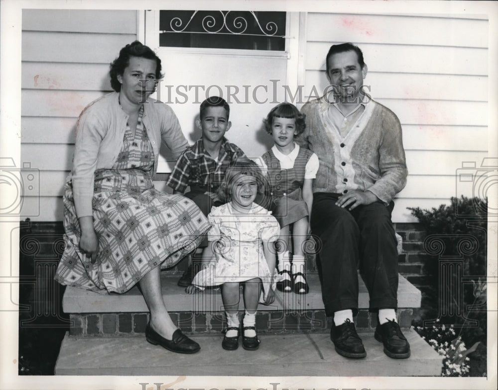 1954 Press Photo Mr &amp; Mrs Louis Balint Twins Gerald &amp; Geraldine Tornado Casualy-Historic Images