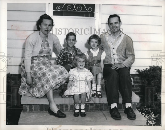 1954 Press Photo Mr & Mrs Louis Balint Twins Gerald & Geraldine Tornado Casualy-Historic Images