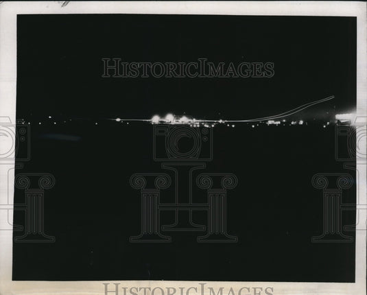 1938 A United Airlines Mainliner lands at the Municipal Airport - Historic Images