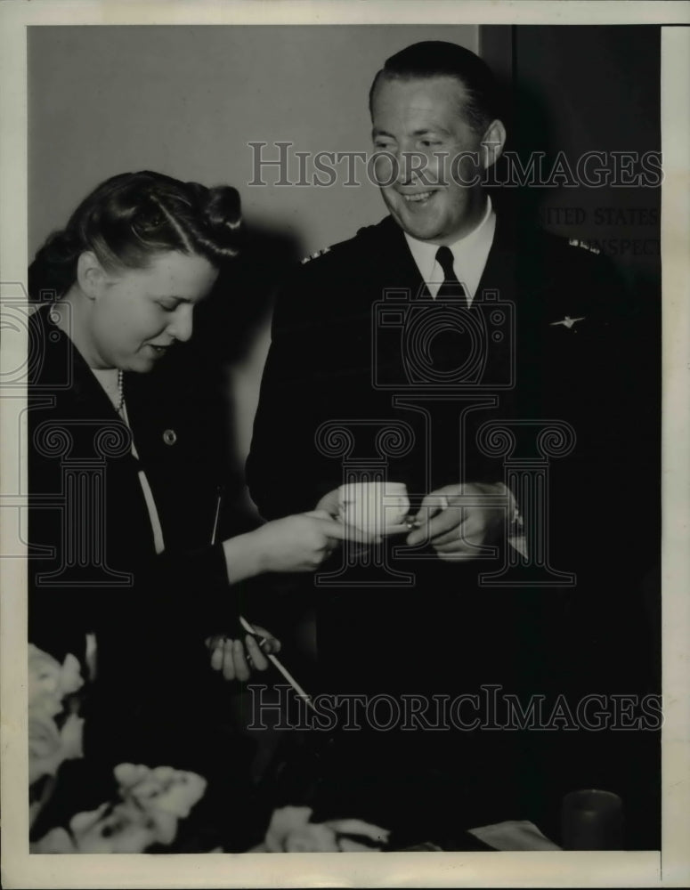 1940 Press Photo Ms. Torrence Thornton Serves Captain J.C. Kelly-Rogers Coffee - Historic Images