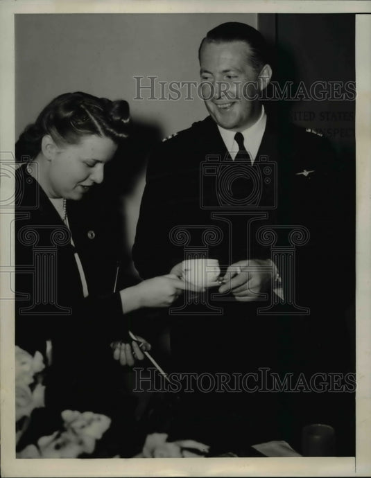 1940 Press Photo Ms. Torrence Thornton Serves Captain J.C. Kelly-Rogers Coffee - Historic Images