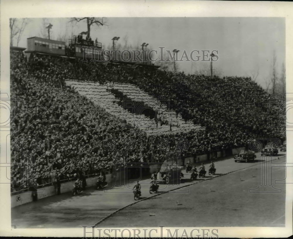 1939 Press Photo Thousands of children watched King George and Queen Elizabeth - Historic Images