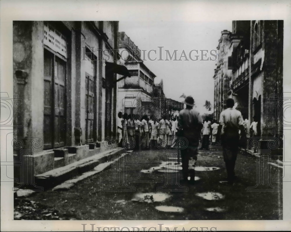 1946 Press Photo of Indians gathered in a narrow street as rioters are rounded - Historic Images