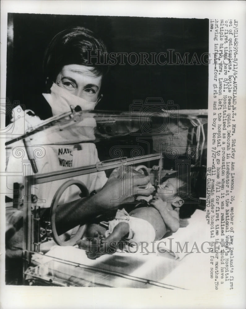 1965 Press Photo Auckland NZ Shirley Ann Lawson &amp; 1 of her quintuplets - Historic Images