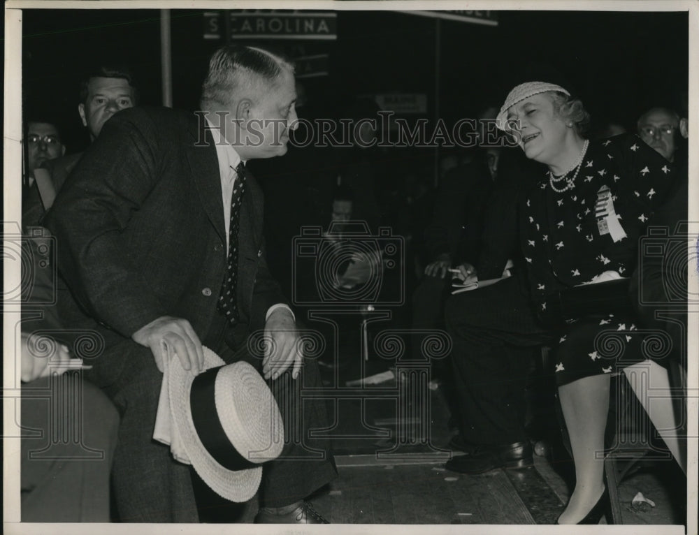 1940 Press Photo Ralph Flinn Talking With Ruth Pratt - Historic Images