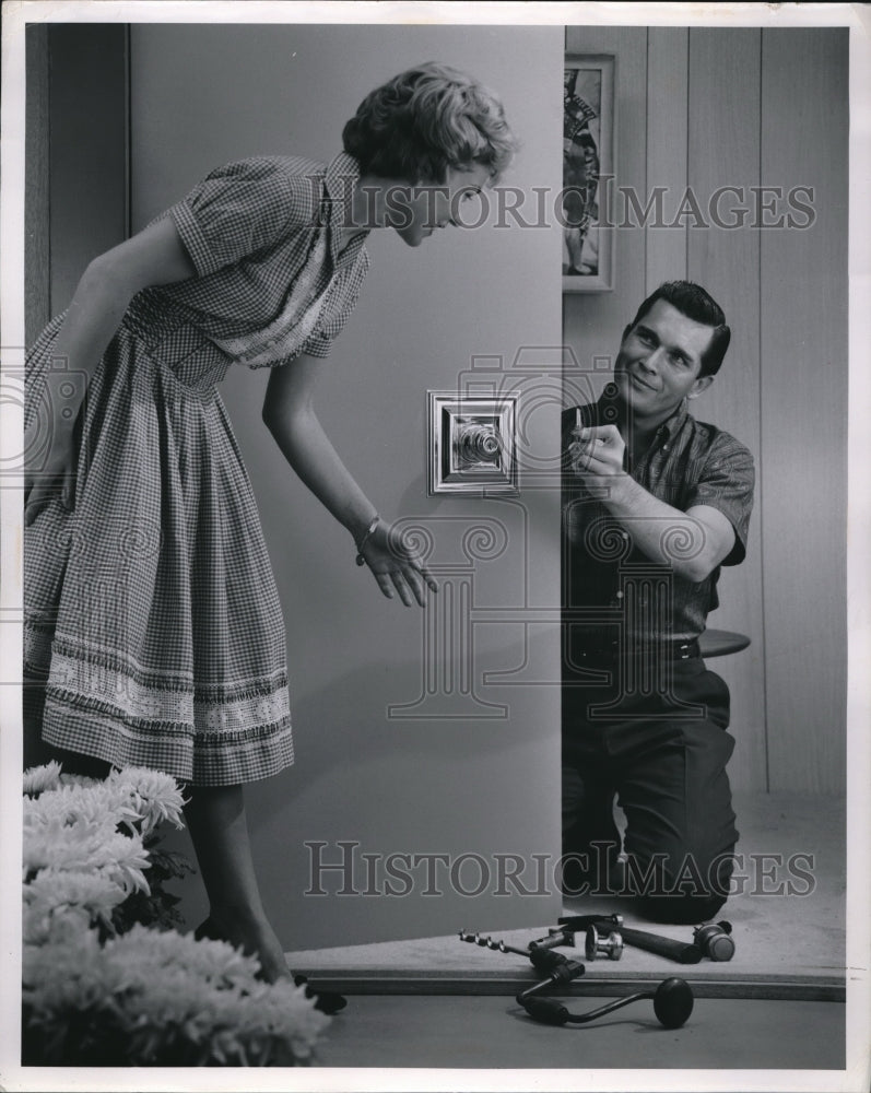 1960 Press Photo A homemaker &amp; a man fixing a door lock - nee13052-Historic Images