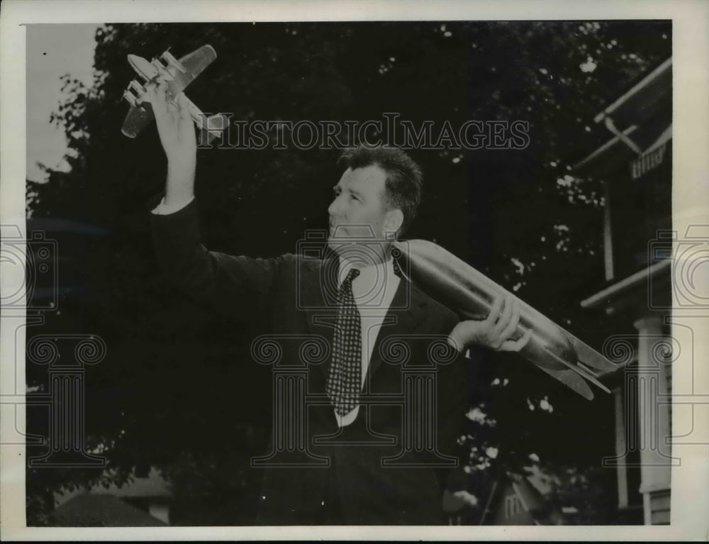 1940 Press Photo Inventor J. Robert Fish Demonstrates Sound Defense Rocket - Historic Images