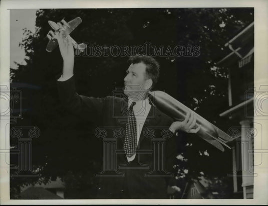 1940 Press Photo Inventor J. Robert Fish Demonstrates Sound Defense Rocket - Historic Images