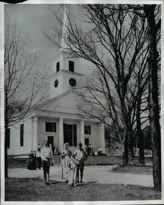 1957 Press Photo Sturbridge Village Mass women re enact New England of 1680 - Historic Images