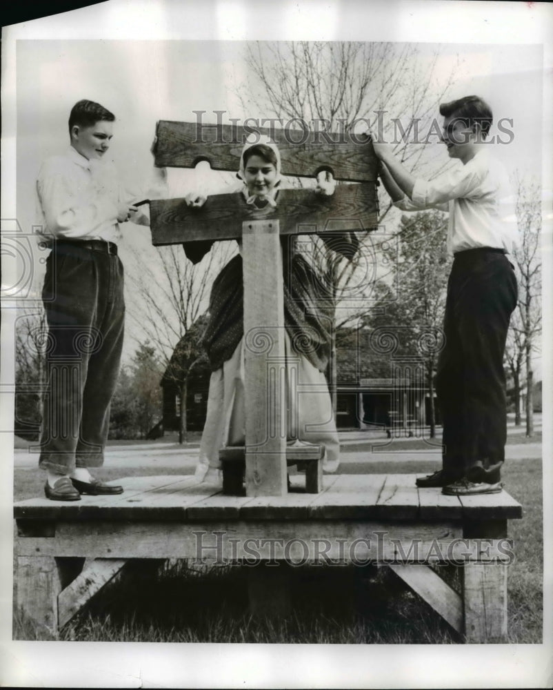 1957 Press Photo Sturbridge Village Mass women re enact New England of 1680 - Historic Images