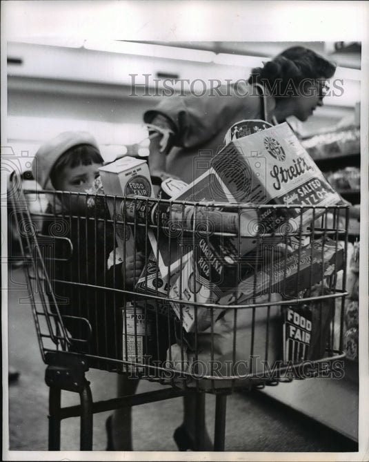 1956 Press Photo Mother & Child Pushing Grocery Store Cart - Historic Images