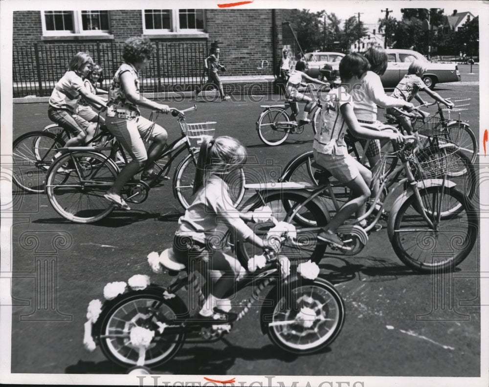 1965 Press Photo Slow bikers in a race at Harper school in Cleveland Ohio - Historic Images