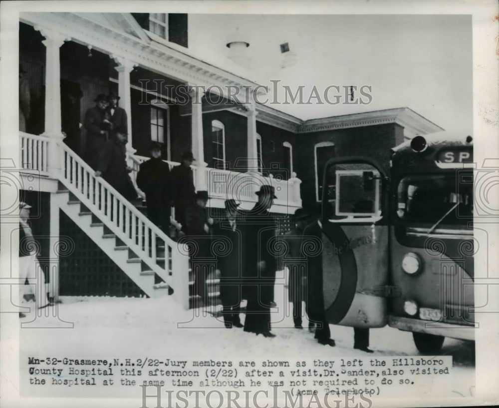 1950 Press Photo Jury Members Leave Hillsboro Hospital in Grasmere New Hampshire - Historic Images