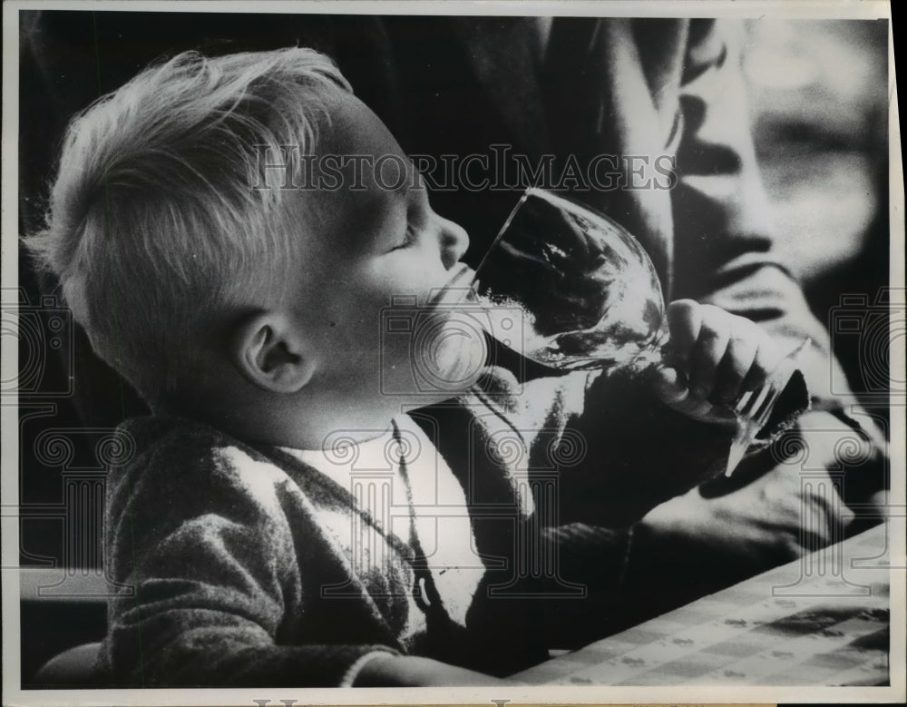 1960 Press Photo Copenhagen Tot drinks from Goblet Contains Soda Water-Historic Images