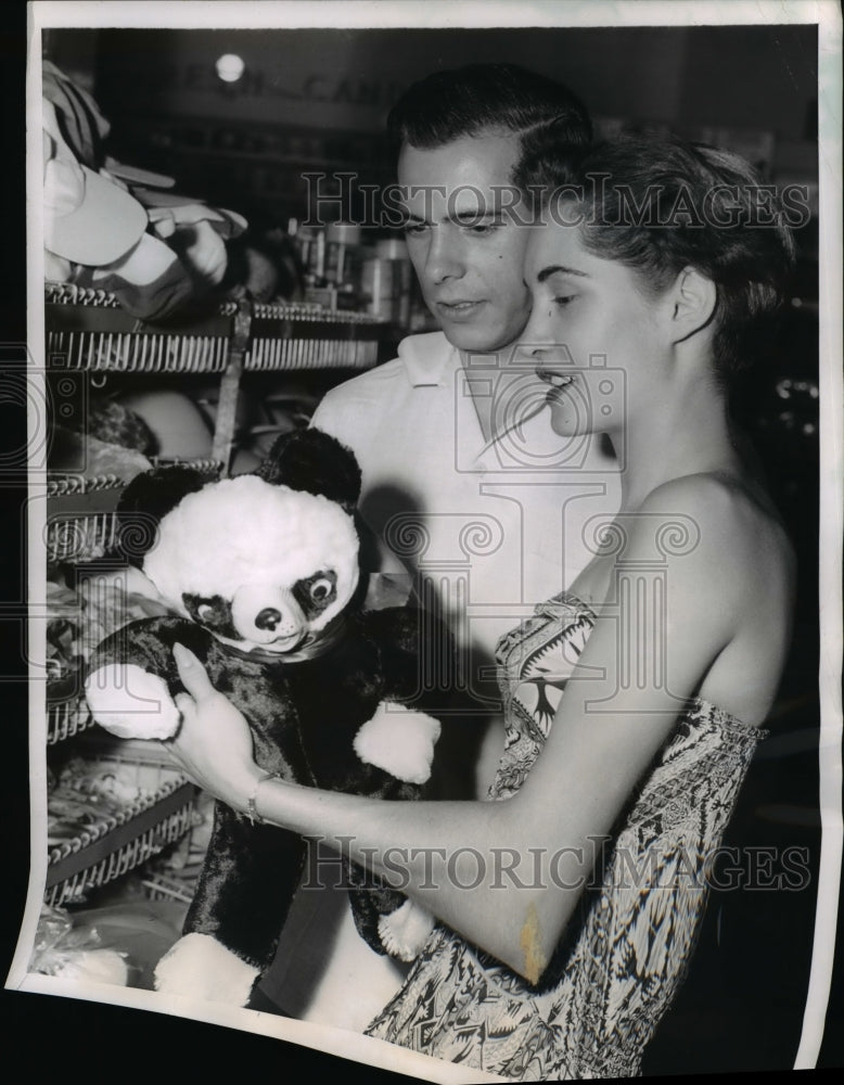 1955 Press Photo Airman Daniel Schmidt and his wife and the big panda bear-Historic Images