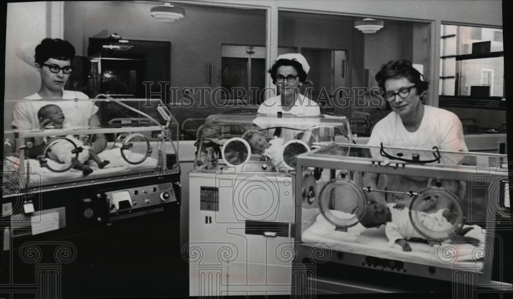 1967 Press Photo Nurses Tend Daley Triplets, Lakewood Hospital Cleveland - Historic Images