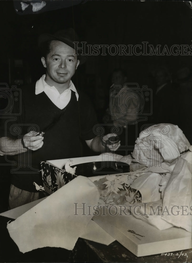 1948 Press Photo Billy Welcky with the salad bowl given by his co workers - Historic Images