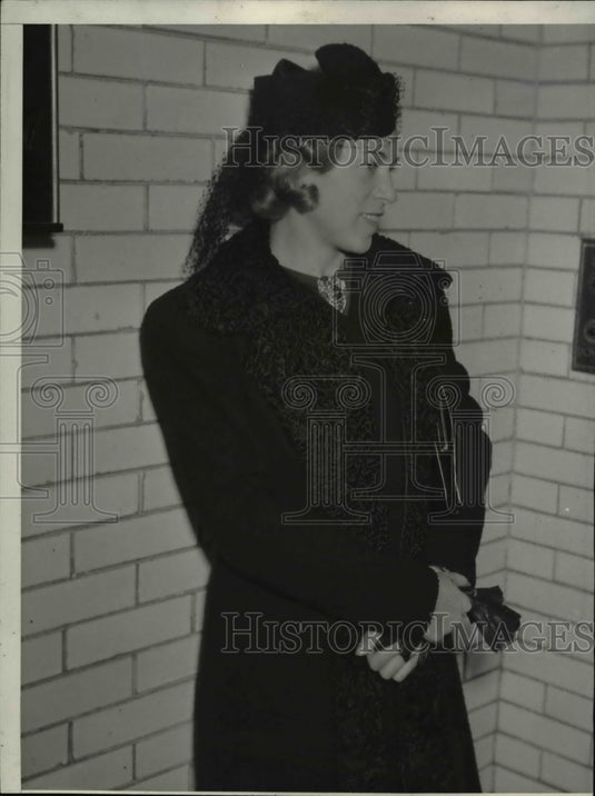 1938 Press Photo Mikhall Corin's wife visits him in prison, Mrs. Nataska Gorin - Historic Images