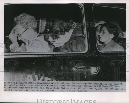 1952 Press Photo Mrs. Edwin Ester and her daughters Shirley and Jean - Historic Images