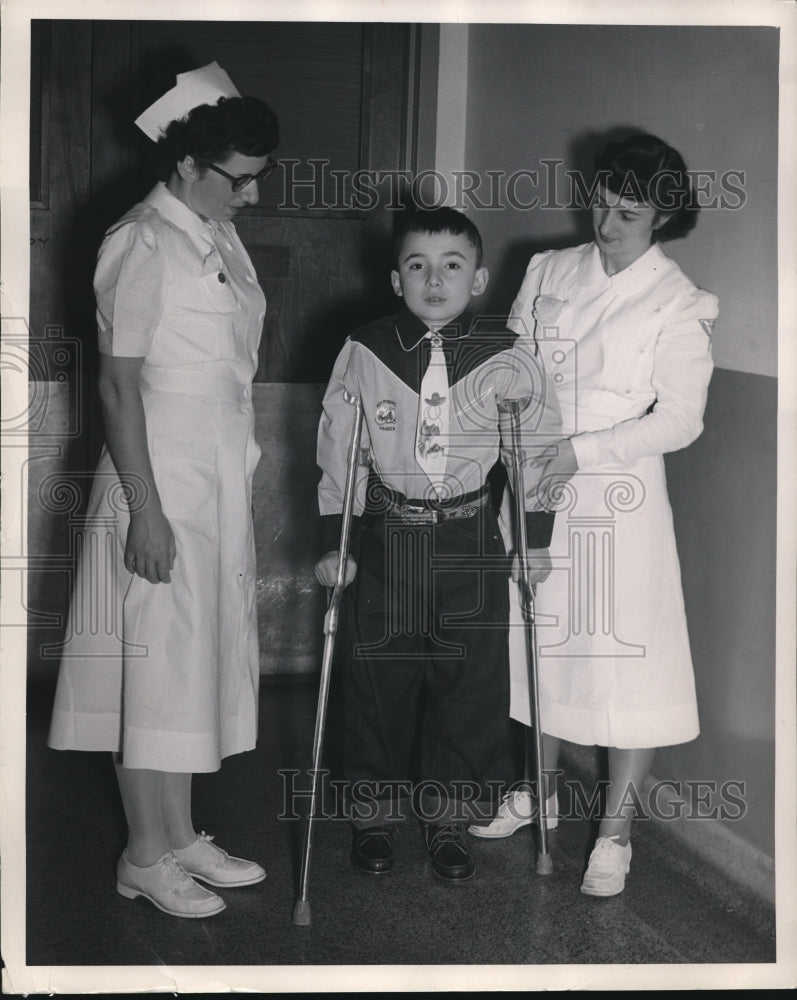 1950 Press Photo Disantis Richard Aided by Mrs. Disantis R.N. & Miss Pfahler - Historic Images