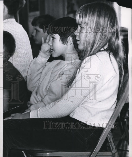 1969 Press Photo Doreen Hewport and Kathy Palmer - Historic Images
