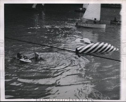 1949 Press Photo Red McConnell & Bruce Narges in Frostbite Regatta Chicago IL-Historic Images