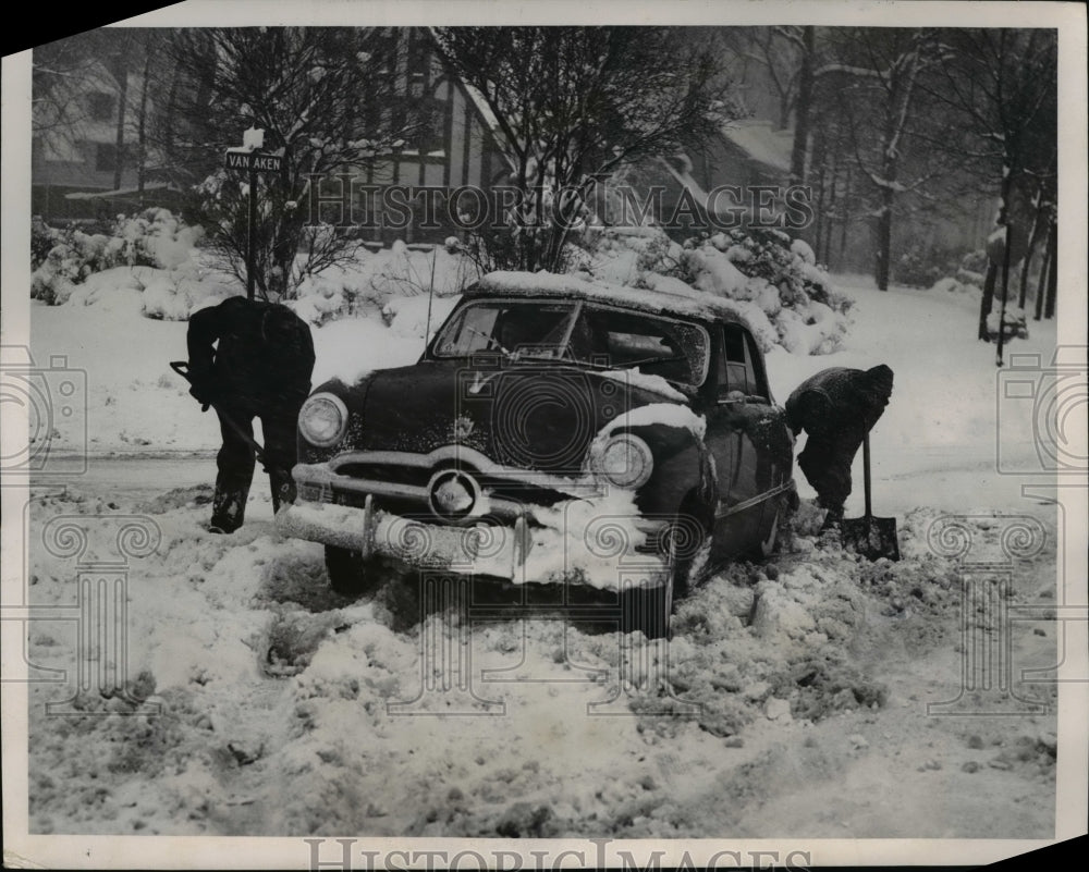 1951 Press Photo The car stuck in snow after 13 inch snow struck the city - Historic Images