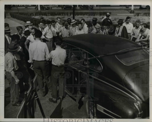 1947 The Police talking car on Public Square - Historic Images