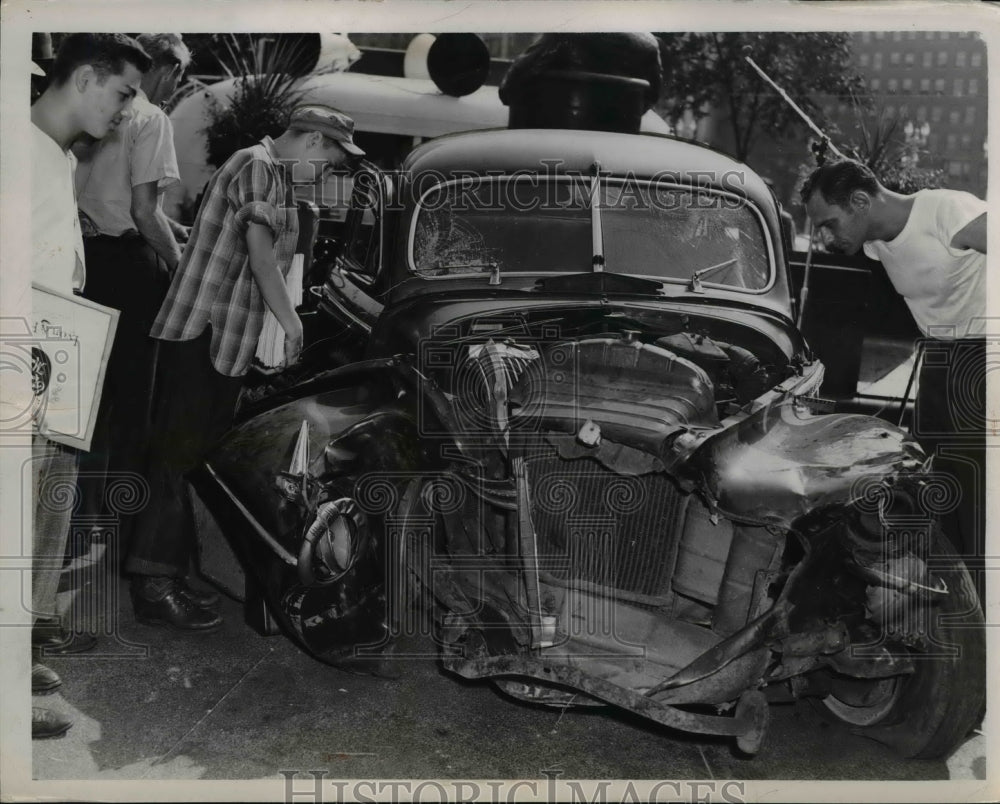 1947 The wrecked Police talking car on Public Square-Historic Images