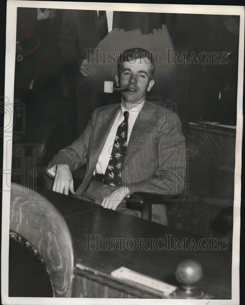 1940 Press Photo Tom reed smoking a Corn Cob Pipe - nee30682-Historic Images