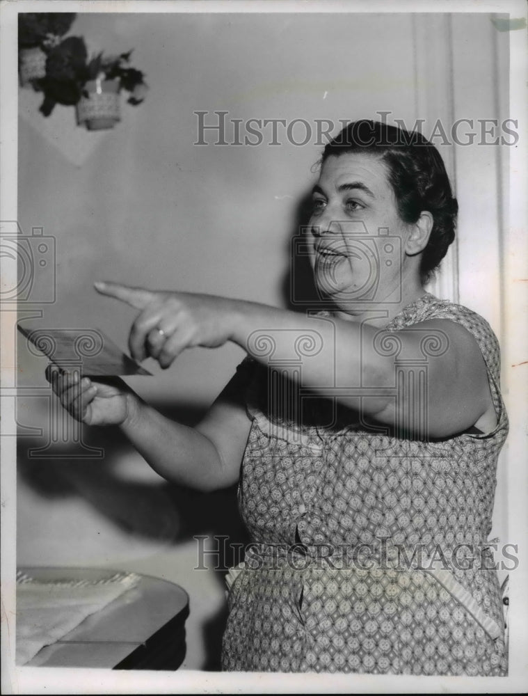 1961 Press Photo Mrs.Bersie Ragona of Bedford shows a copy of her bill - Historic Images