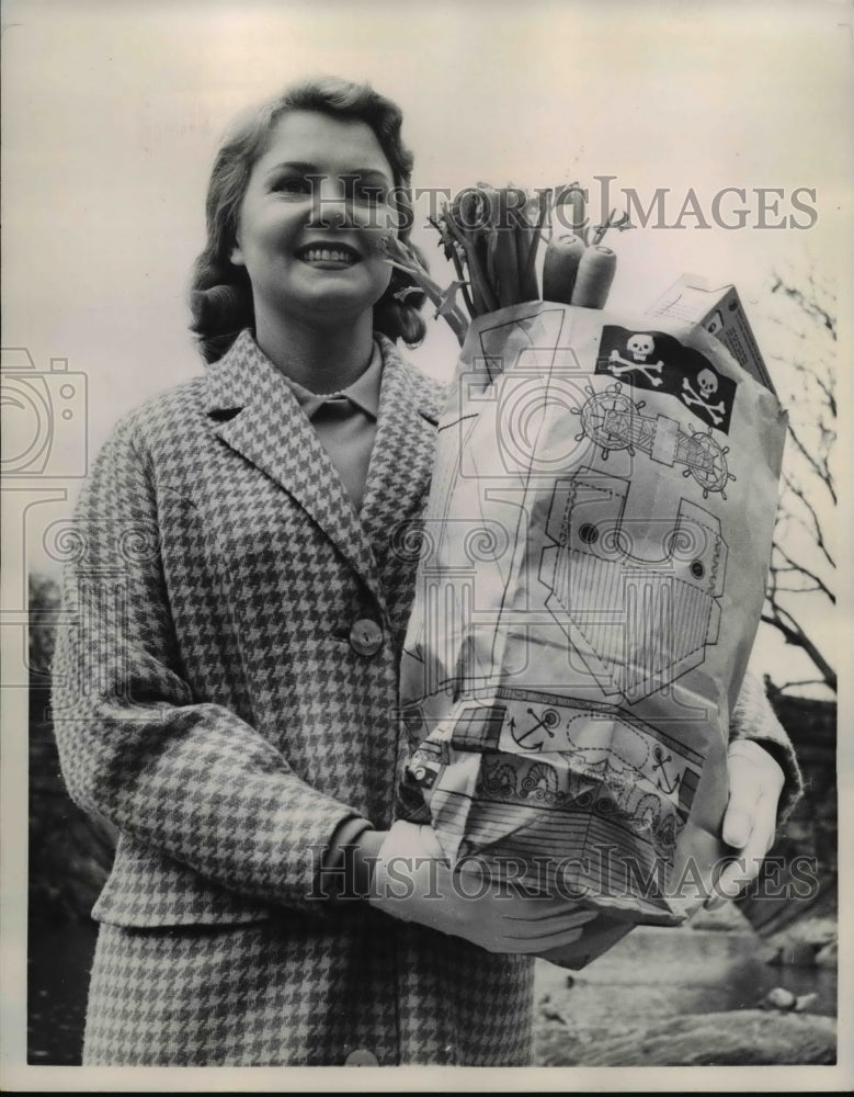 1960 Press Photo Cathleen Neal with New Kraft Paper Bag with Patterns for Toys - Historic Images