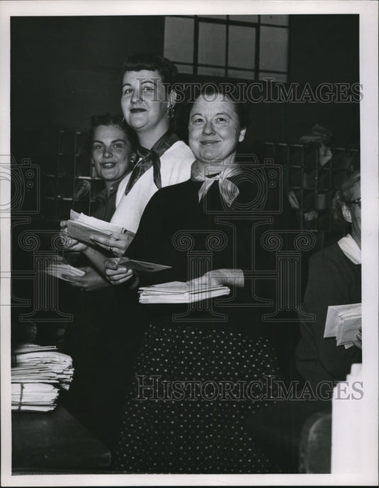 1955 Press Photo Florence Murphy, Arlene Karakul, Beatrice Gardner, mail sorters-Historic Images