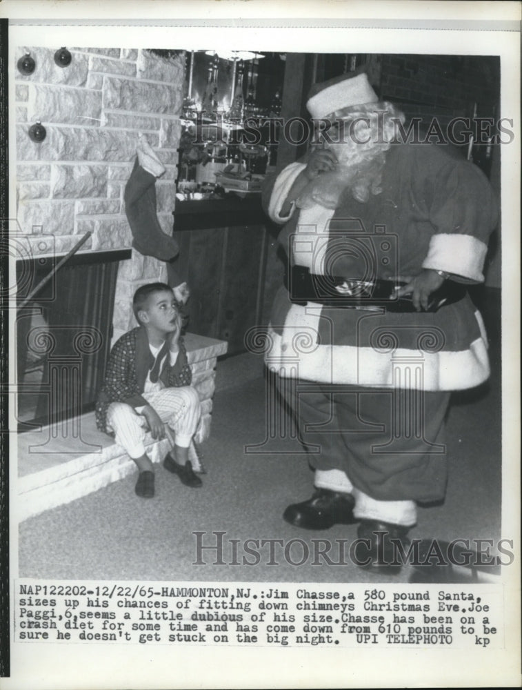 1965 Press Photo Jim Chasse as the huge Santa Claus with Joe Paggi - Historic Images