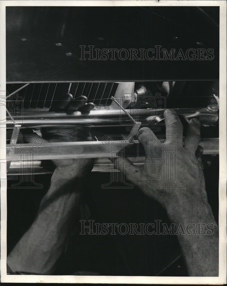 1942 Press Photo A Westinghouse Precipitron cell shown being inspected - Historic Images