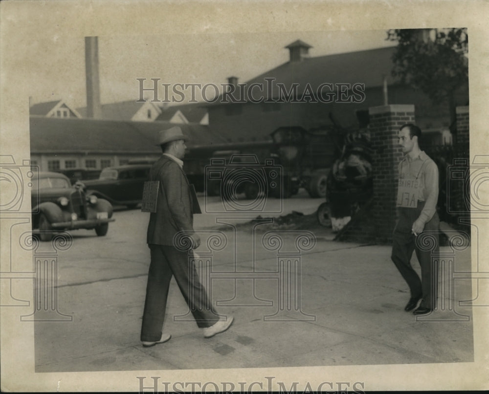 1942 Press Photo Pickets at Cleveland Service Yards City Hall - Historic Images