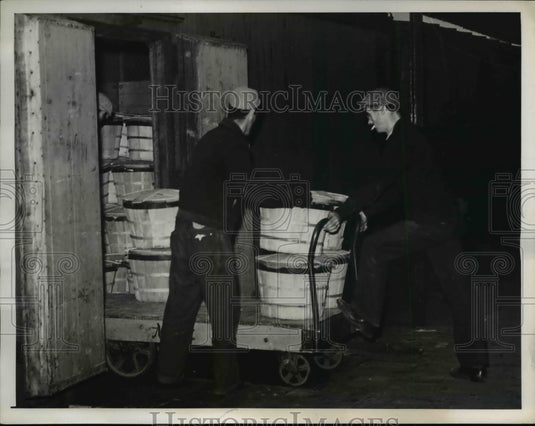 1939 Press Photo The car of apples being unloaded on arrival in Cleveland - Historic Images